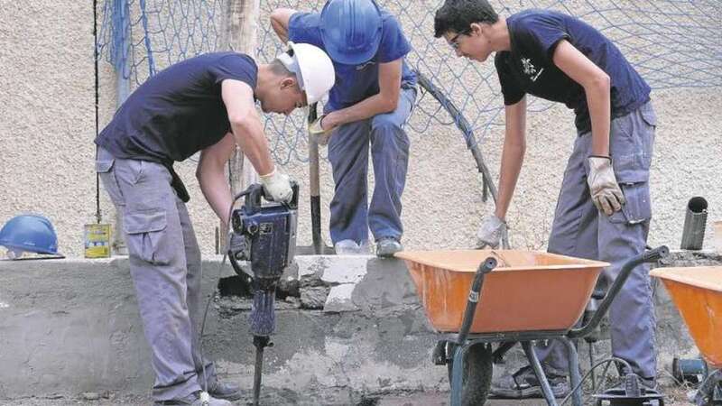 Alumnos en plena faena en una práctica de albañilería en el propio instituto. Dispone de numerosa maquinaria para formar a los interesados (Foto Gaumet Florido)